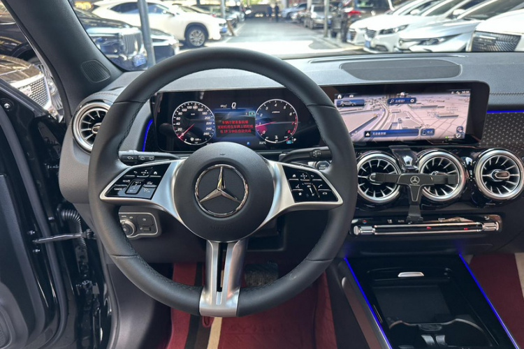 奔驰GLB 2024款 GLB 200 动感型中控内饰7010