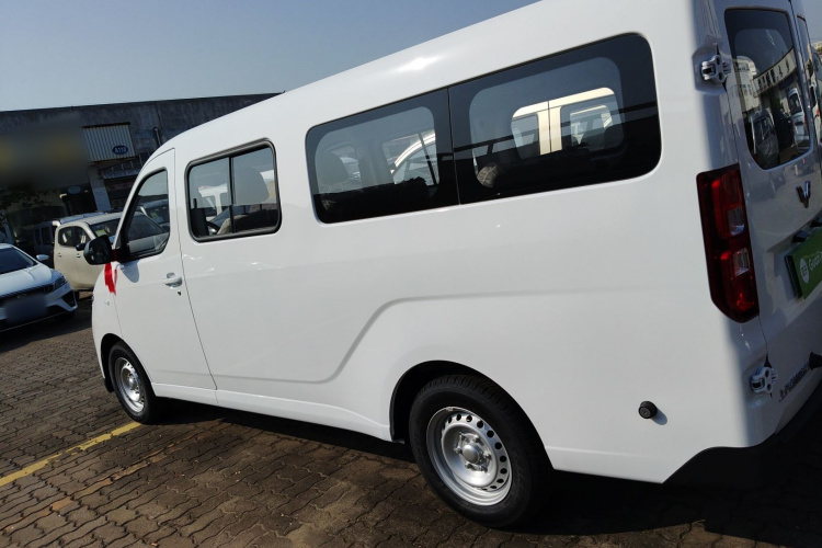 五菱汽车 五菱扬光 2025款 400km 客车版舒适型车身外观4