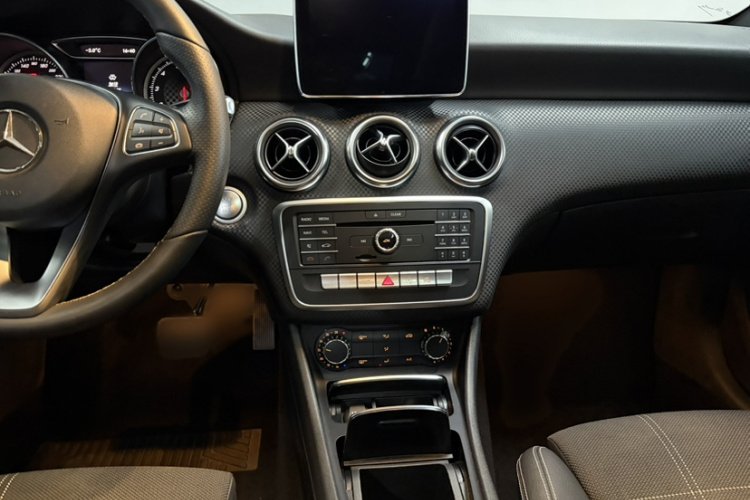 奔驰A级(进口) 2016款 A 200 时尚型中控内饰7004