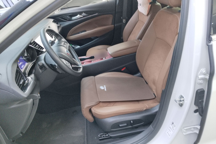 别克 君威 2024款 28T 纵享版中控内饰19