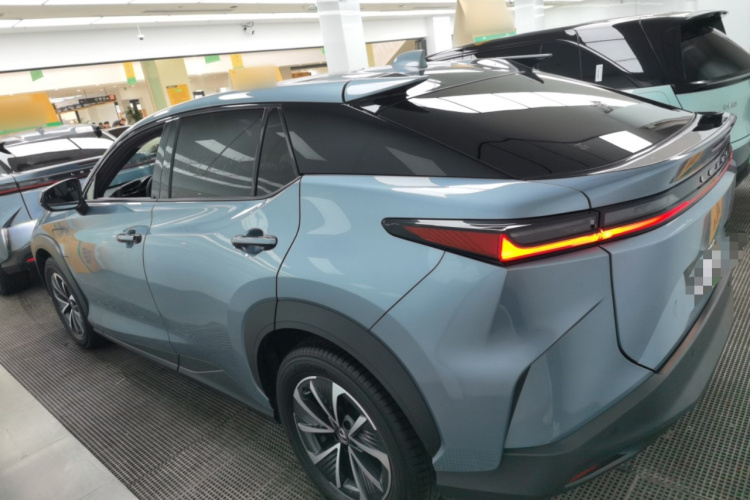 雷克萨斯RZ 2023款 450e 四驱纵享版车身外观6003