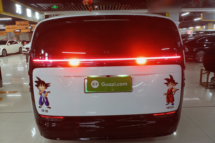 理想汽车 理想MEGA 2025款 Home 家庭特别版车身外观6