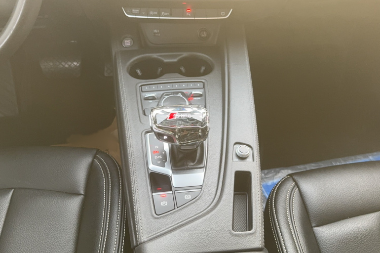 奥迪A4L 2018款 30周年年型 40 TFSI 进取型局部细节18