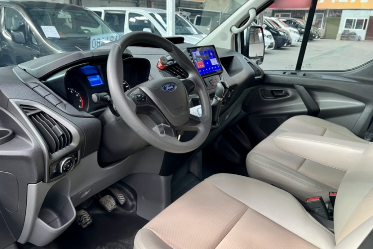 福特 全顺 2020款 2.0T汽油多功能商用车中轴低顶上掀尾门国VI中控内饰7001