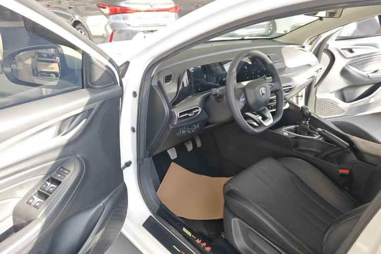 长安 逸动 2021款 PLUS 1.6L GDI 手动豪华型中控内饰20