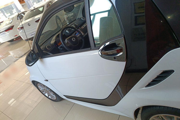 smart fortwo 2012款 1.0 MHD 硬顶舒适版车身外观4