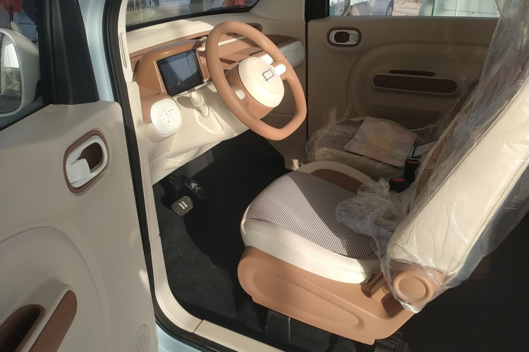 奔腾小马 2026款 222km 炫彩马中控内饰7002