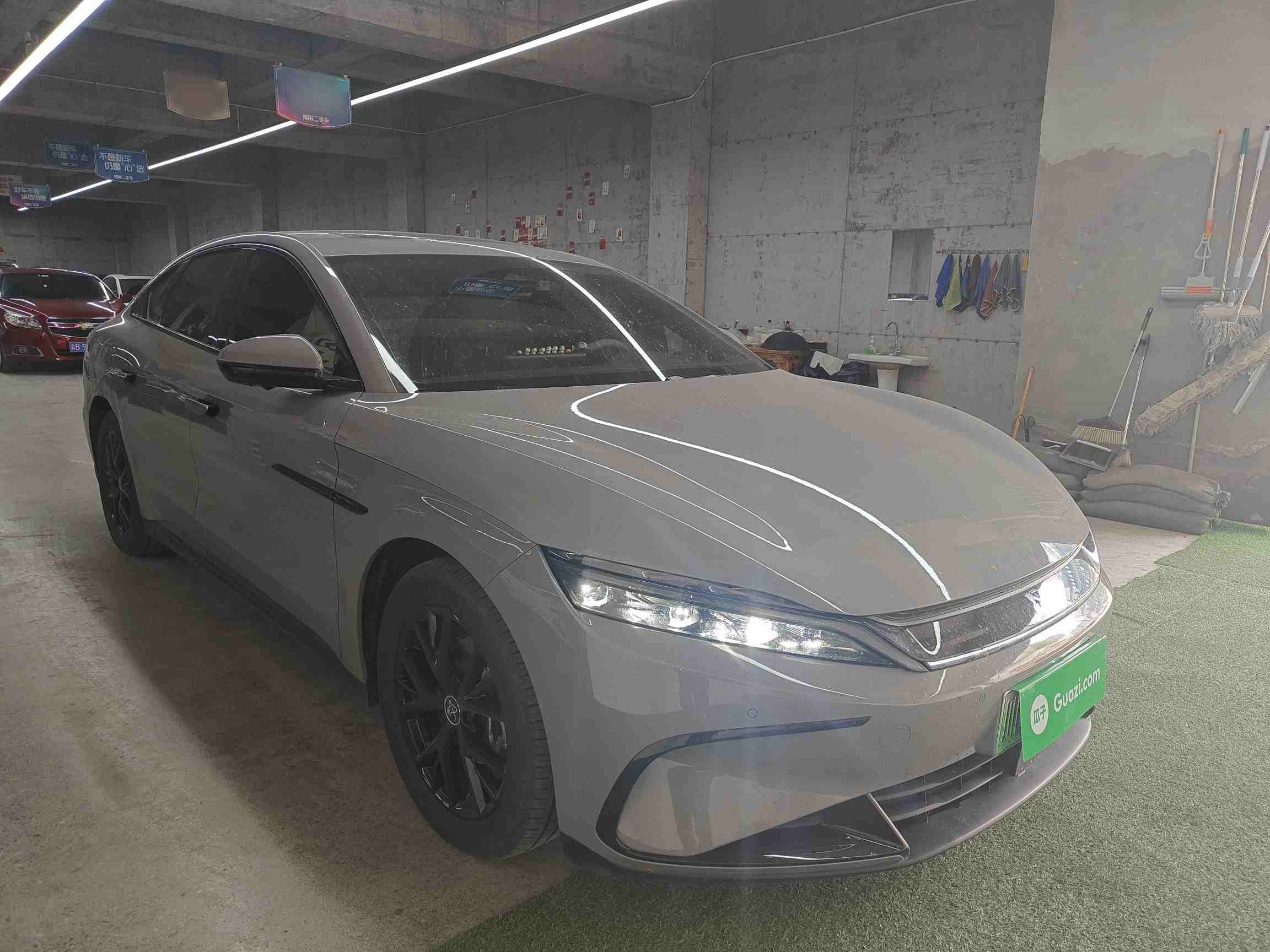车辆右前45度外观展示