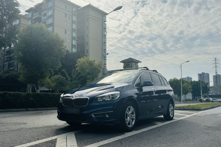 宝马2系多功能旅行车 2015款 218i 领先型车身外观1