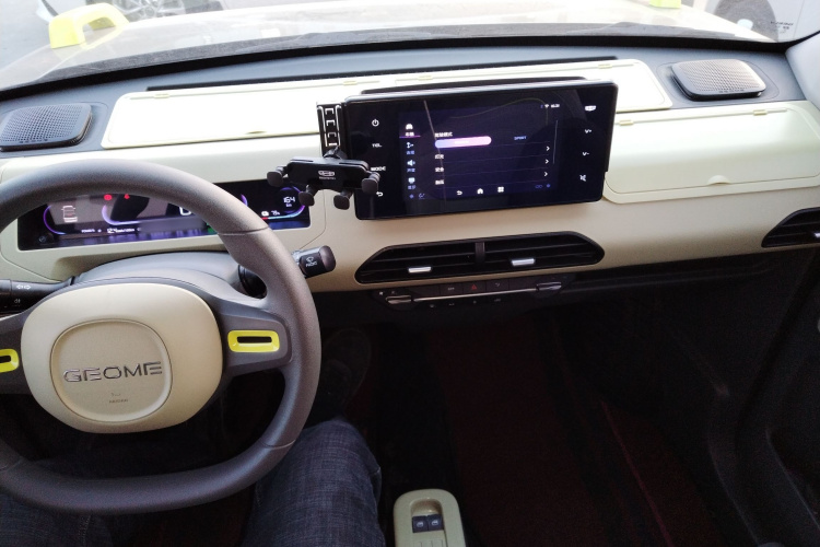 吉利银河 2024款 200km 熊猫骑士中控内饰12