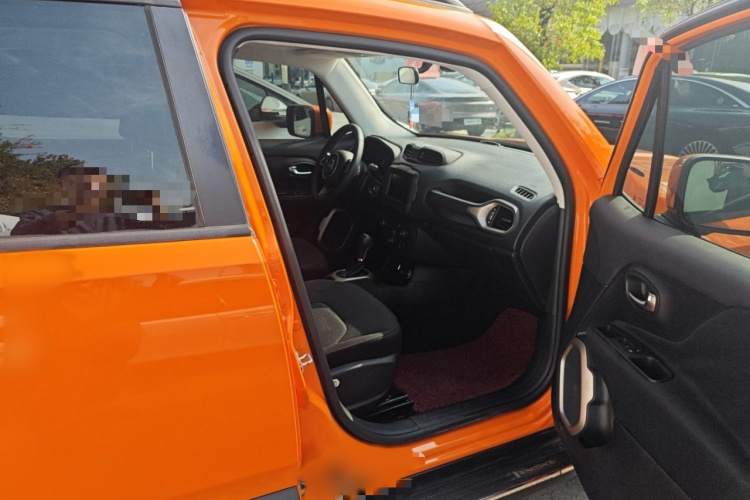 Jeep 自由侠 2018款 互联大屏版 180T 自动高能版局部细节9005