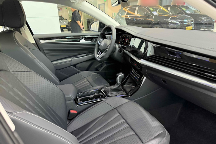 大众 帕萨特 2025款 出众款 380TSI 龙腾版中控内饰7008