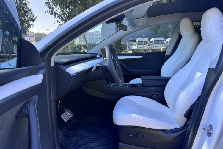特斯拉 Model Y 2022款 Performance高性能全轮驱动版中控内饰7003