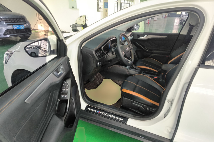 福特 福克斯 2022款 两厢 EcoBoost 180 自动竞速版中控内饰20