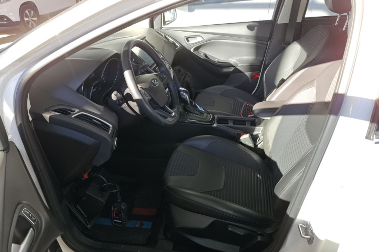 福特 福克斯 2015款 三厢 EcoBoost 180 自动精英型中控内饰19