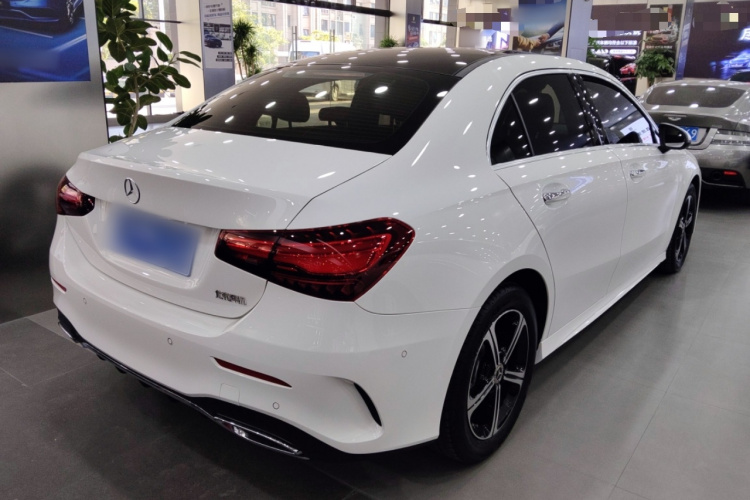 奔驰A级 2024款 改款 A 200 L 时尚型车身外观7