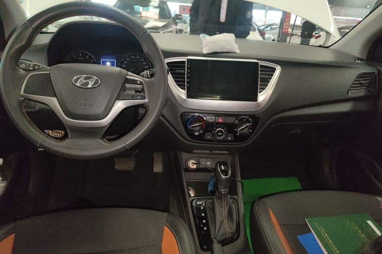 现代 悦纳RV 2017款 1.4L 自动活力版SPORT 国V中控内饰7002