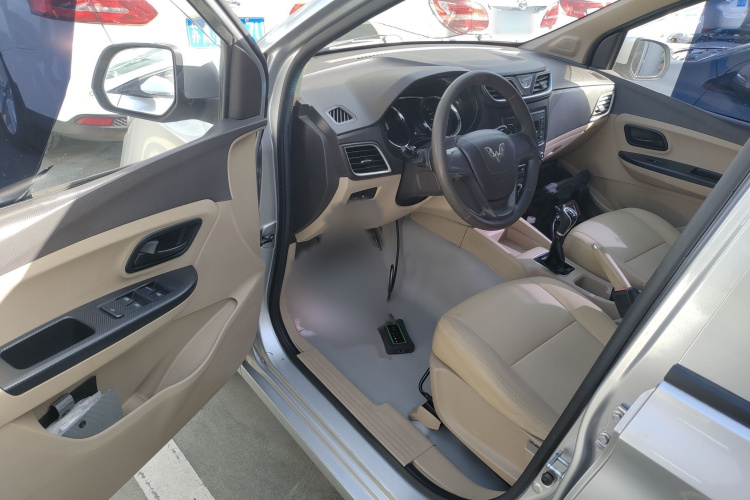 五菱汽车 五菱宏光 2015款 1.5L S1标准国V中控内饰7002