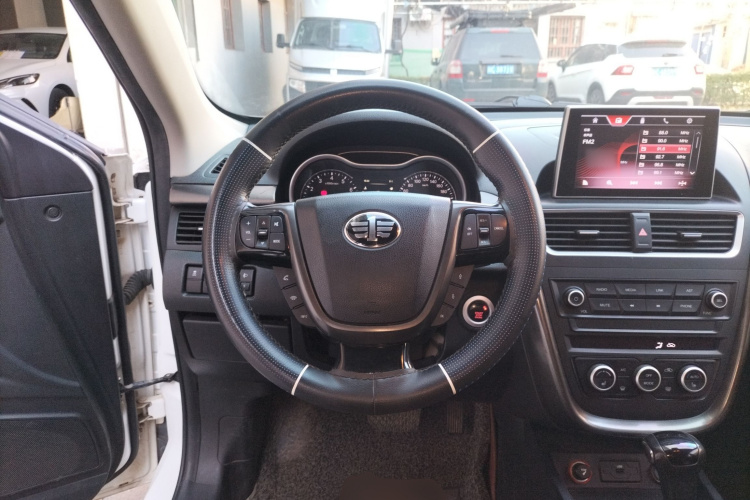 奔腾X80 2017款 1.8T 自动豪华型中控内饰13