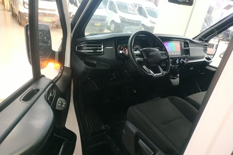 江铃福顺 2023款 2.0T 手动短轴中顶商运型多功能乘用车5座中控内饰7003