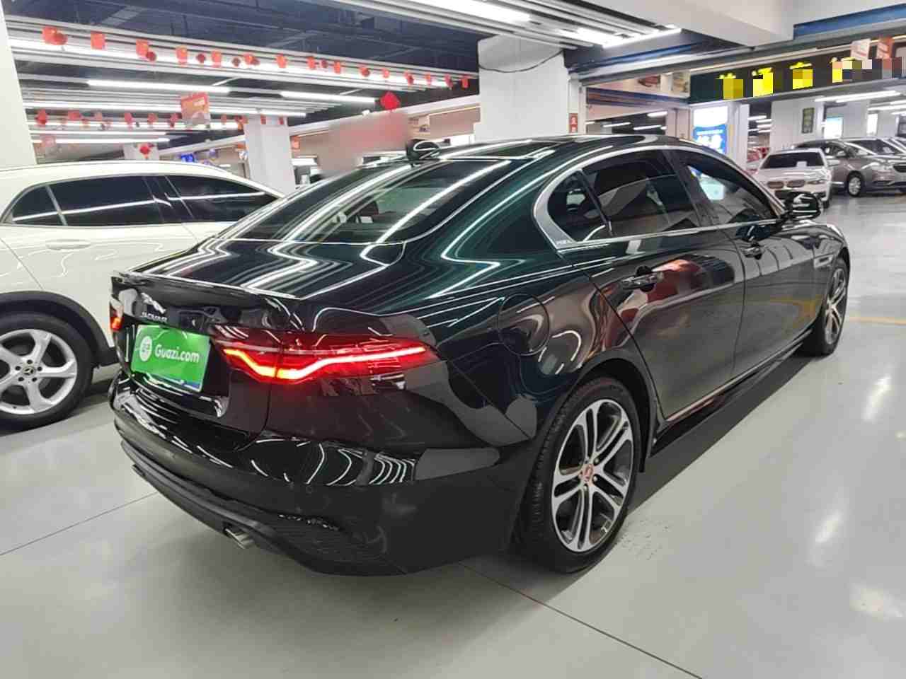 车辆右后45度外观展示