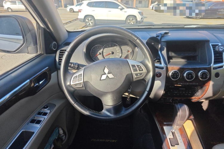 三菱 帕杰罗·劲畅 2013款 3.0L 自动两驱豪华版中控内饰13