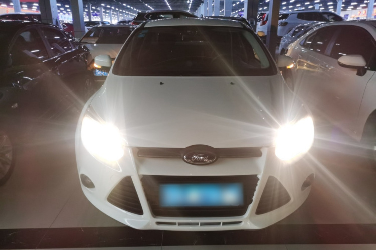 福特 福克斯 2012款 三厢 1.6L 手动舒适型车身外观2