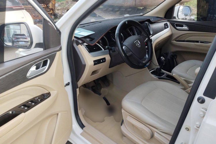 宝骏730 2019款 1.5L 手动超值型 7座 国VI中控内饰20