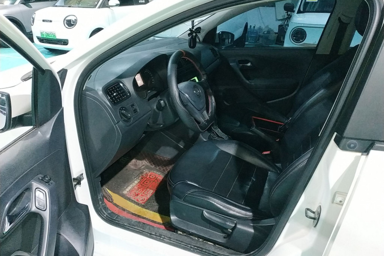 大众 Polo 2016款 1.4L 自动风尚型中控内饰7003