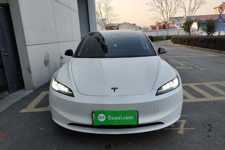 特斯拉 Model 3 2023款 长续航全轮驱动版车身外观2