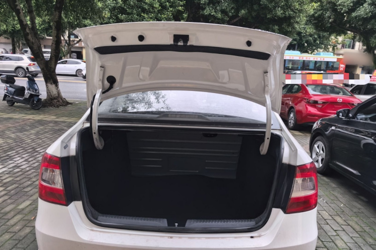 斯柯达 昕锐 2016款 1.6L 自动前行版机舱底盘23