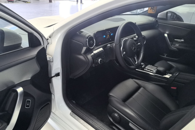 奔驰A级 2020款 改款 A 180 L 运动轿车特殊配置中控内饰20