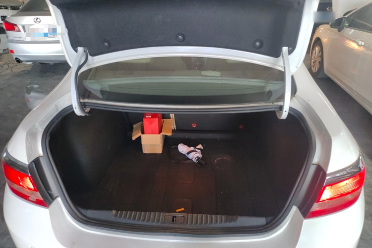 别克 英朗 2013款 GT 1.6L 自动时尚版机舱底盘23