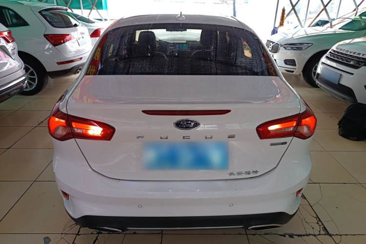 福特 福克斯 2021款 三厢 EcoBoost 180 自动锋潮型车身外观6