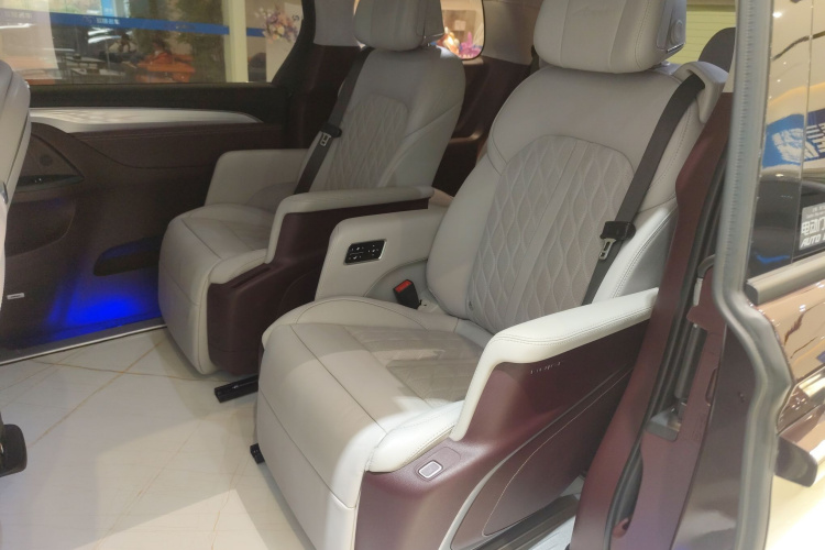 别克GL8 2022款 Avenir艾维亚 六座贤礼版中控内饰21