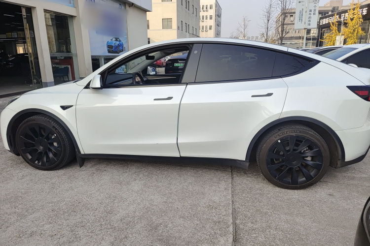 特斯拉 Model Y 2021款 长续航全轮驱动版 3D7车身外观4