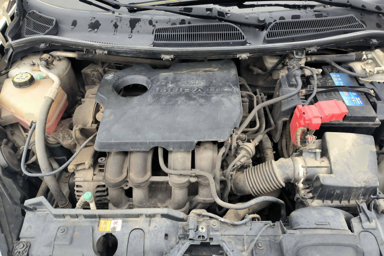 福特 嘉年华 2013款 三厢 1.5L 手动风尚型机舱底盘24