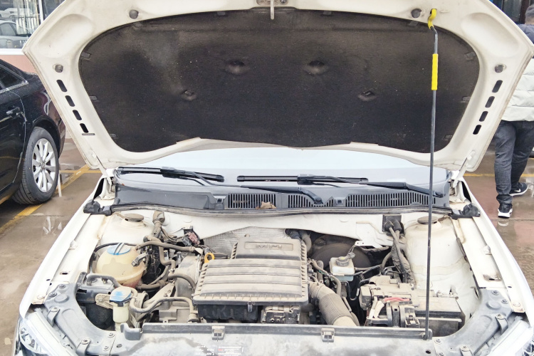 大众 朗逸 2013款 改款经典 1.6L 手动舒适版机舱底盘24