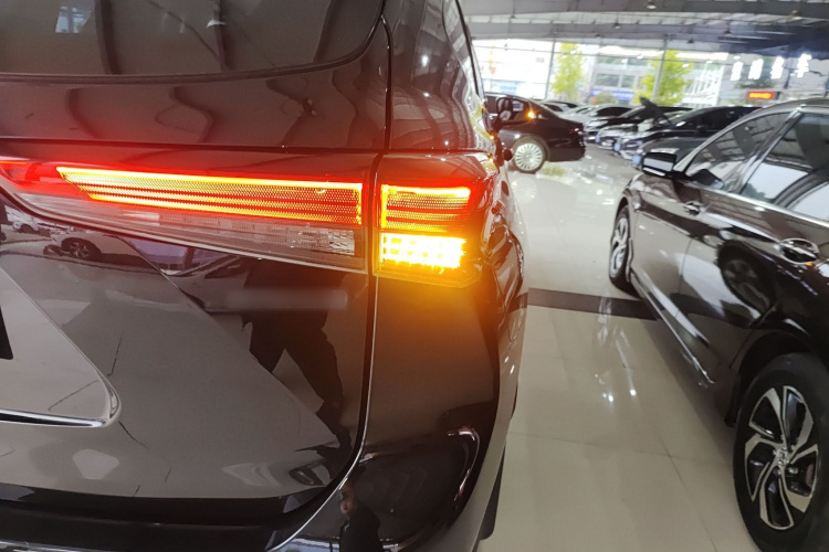 丰田 汉兰达 2023款 2.5L智能电混双擎两驱精英版 5座车身外观6006