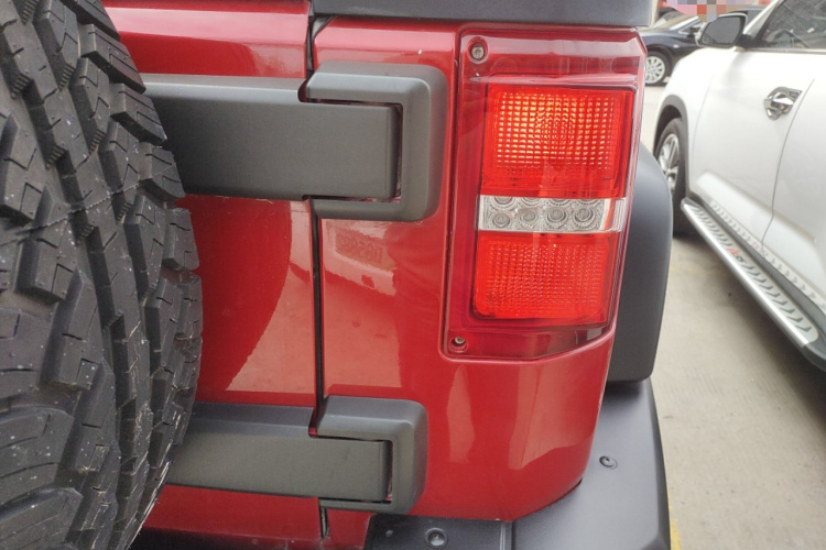 北京BJ40 2016款 40L 2.3T 自动四驱尊享版车身外观9