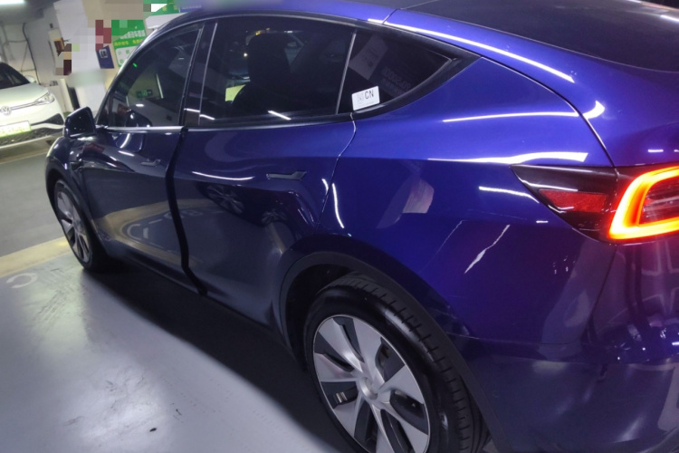 特斯拉 Model Y 2021款 标准续航后驱版车身外观4