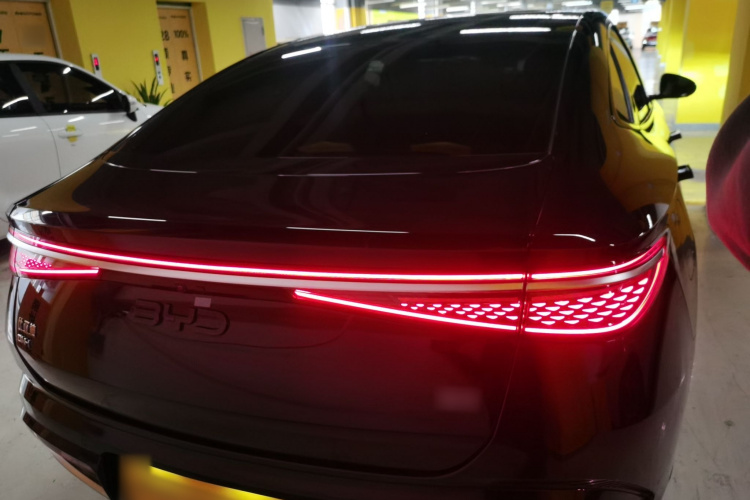 比亚迪 海豹 2023款 DM-i 1.5L 121km 尊贵型车身外观6