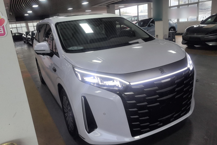 比亚迪 夏 2025款 DM-i 1.5T 180km 超越型车身外观3