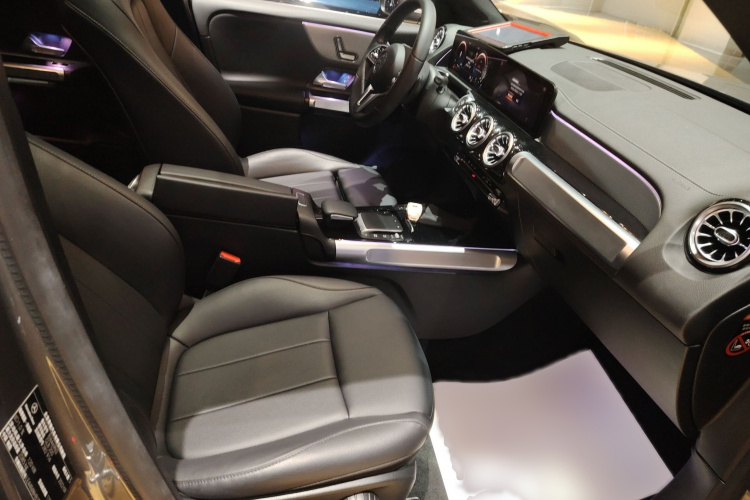 奔驰GLB 2023款 GLB 200 动感型局部细节41