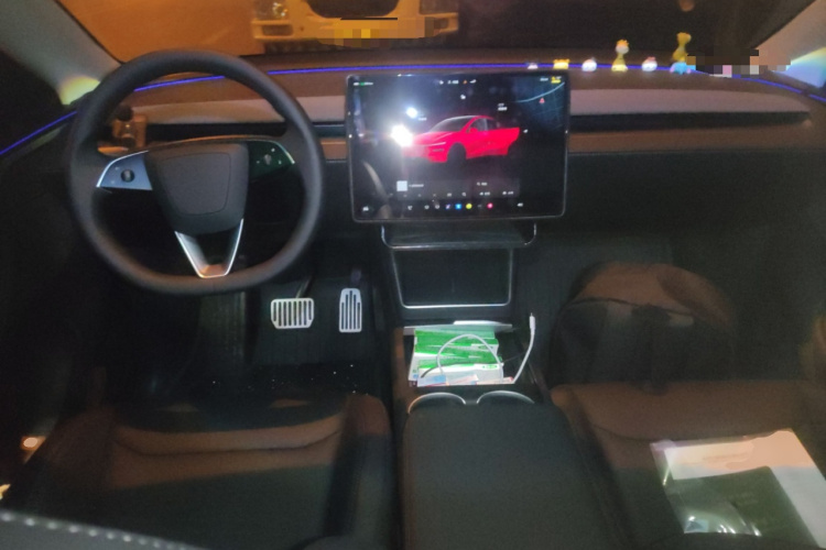 特斯拉 Model Y 2025款 改款 长续航全轮驱动版中控内饰12