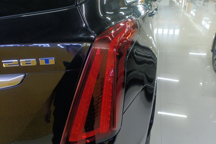 凯迪拉克XT5 2022款 2.0T 两驱豪华型车身外观9