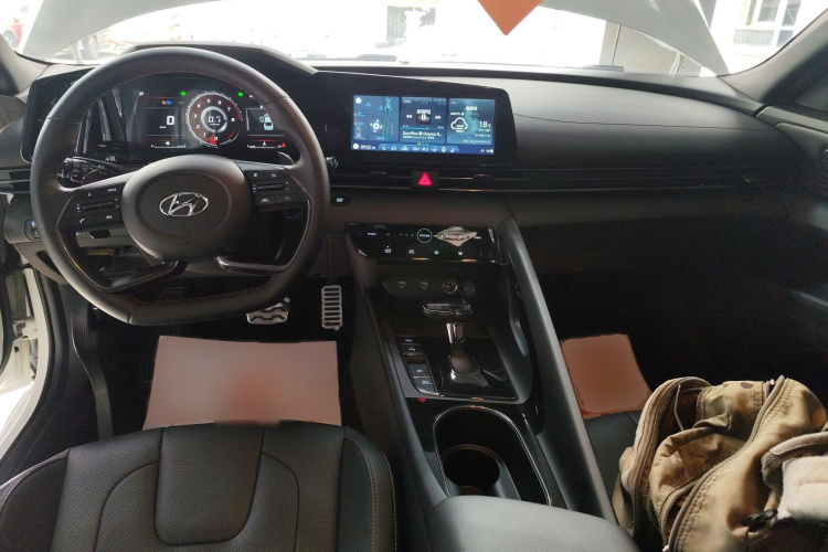 现代 伊兰特 2022款 240TGDi DCT LUX尊贵版中控内饰7002