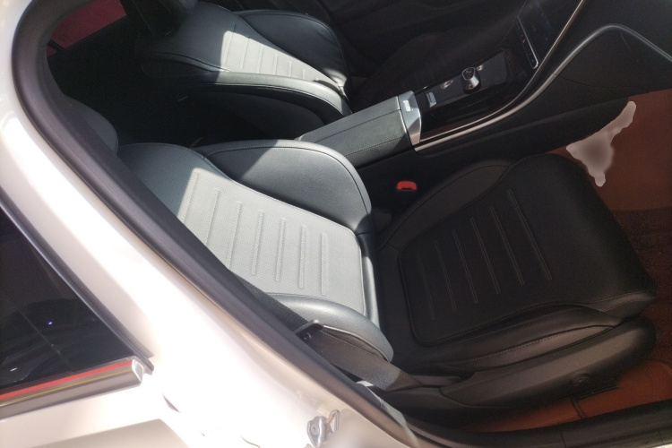 奔驰C级 2022款 C 200 L 运动版局部细节41