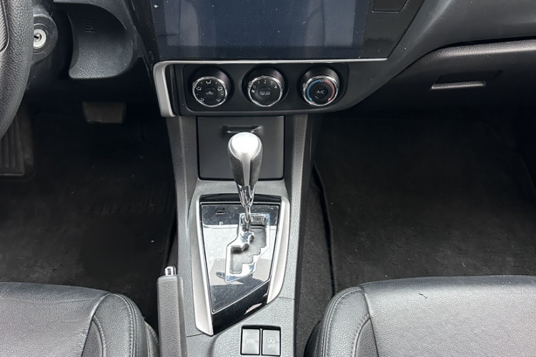 丰田 卡罗拉 2017款 改款 1.2T S-CVT GL中控内饰7002