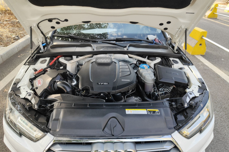 奥迪A4L 2019款 45 TFSI quattro 个性运动版 国VI机舱底盘24